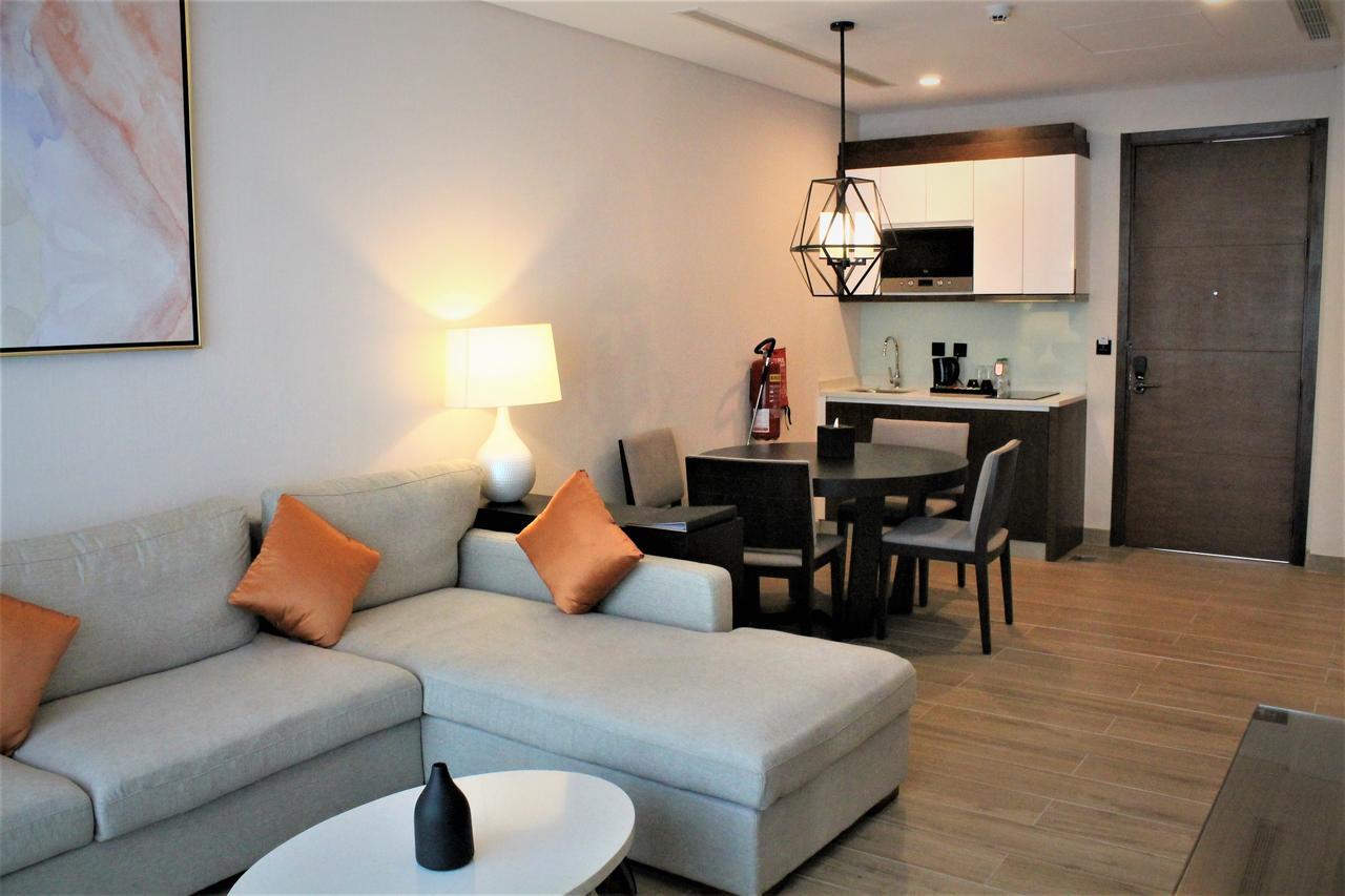 Millennium Resort Salalah Esterno foto A living room with a kitchen