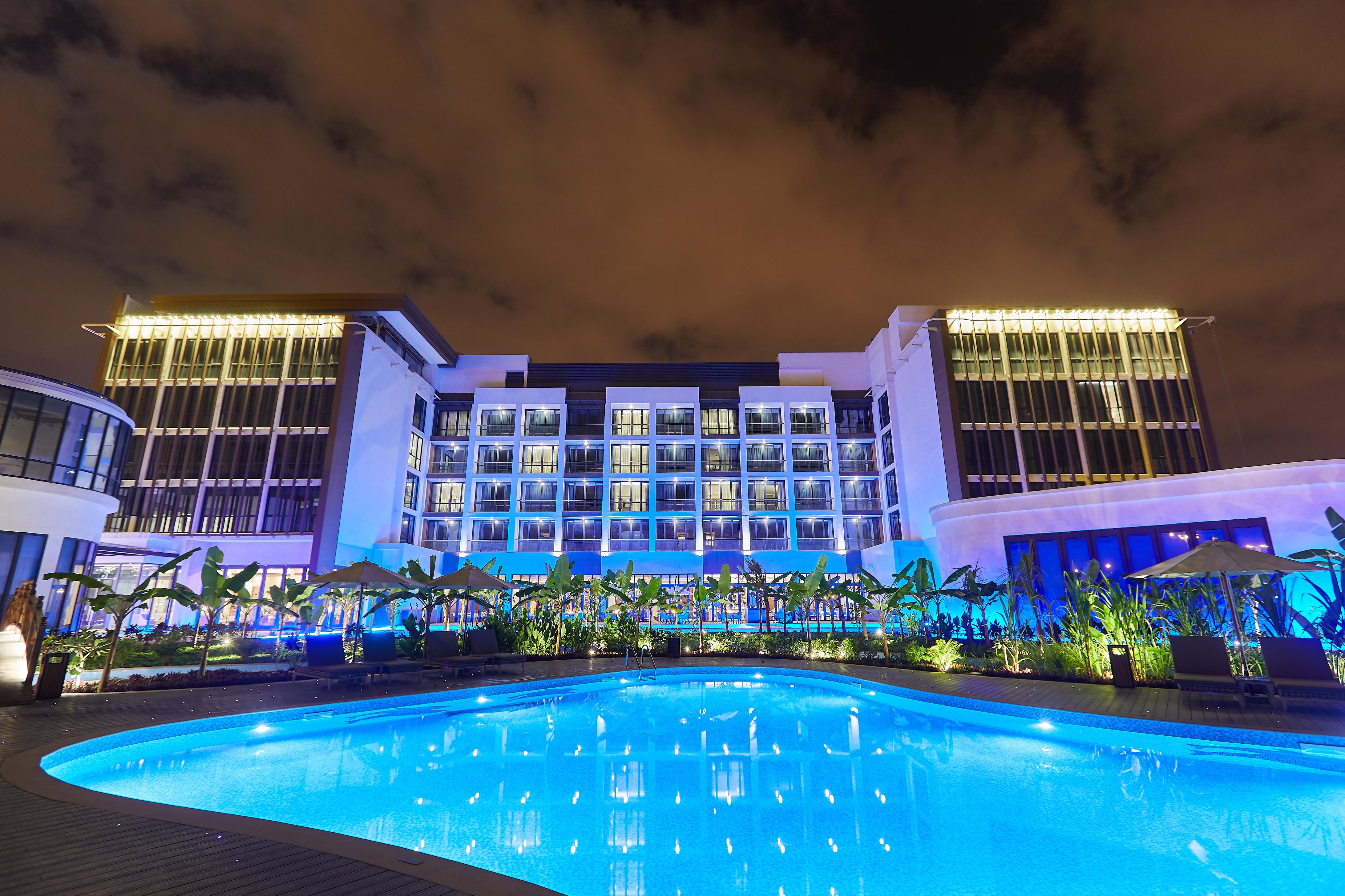 Millennium Resort Salalah Esterno foto The hotel at night