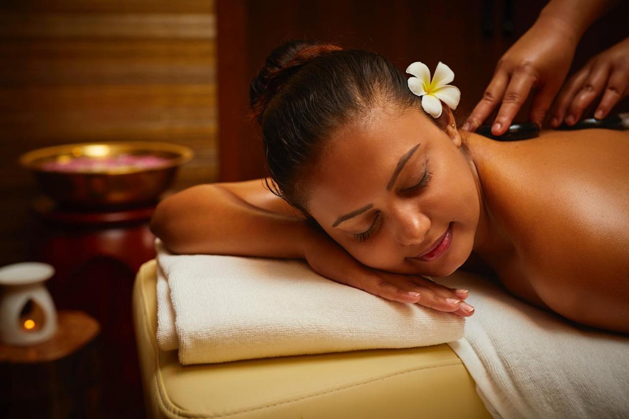 Millennium Resort Salalah Esterno foto A woman receiving a hot stone massage