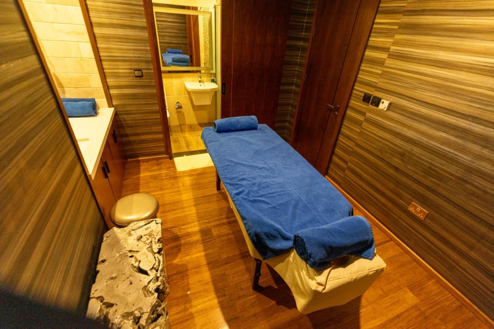 Millennium Resort Salalah Esterno foto Massage bed