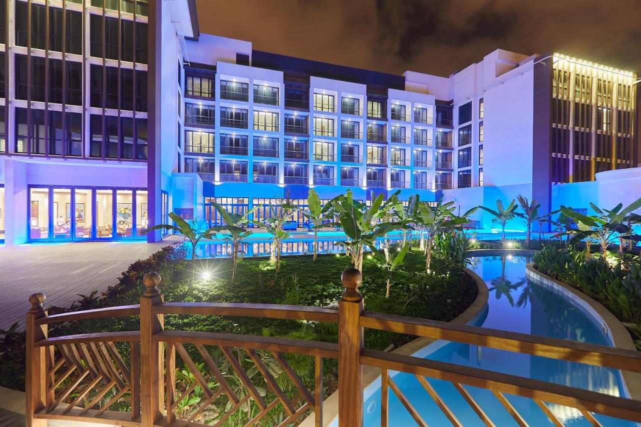 Millennium Resort Salalah Esterno foto The hotel at night