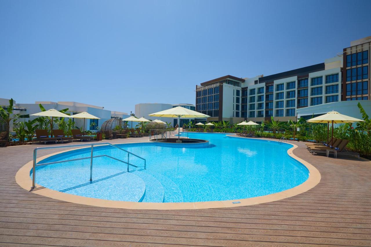 Millennium Resort Salalah Esterno foto The swimming pool at the hotel