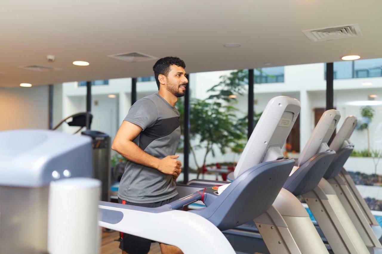 Millennium Resort Salalah Esterno foto A man exercising on a treadmill