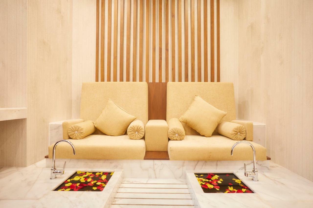 Millennium Resort Salalah Esterno foto A foot bath